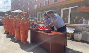 炎炎烈日送清凉 丝丝关怀沁人心