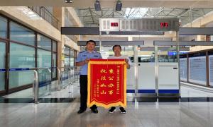 驻地企业连送三面锦旗 边检民警获赞誉