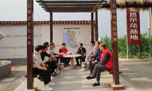 凉亭聚谈“家长里短” 驿站共谋“民生实事”