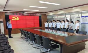 党旗飘飘迎八一警民同心谱新篇
