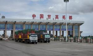 领跑中蒙之间各个口岸！甘其毛都出入境边防检查站保障口岸今年过货量突破2000万吨  　　