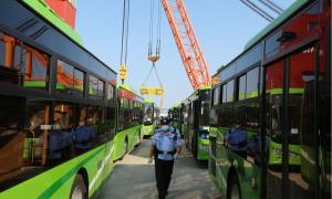 连云港出入境边防检查组助力85辆国产大巴车快速通关