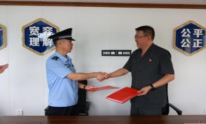 浑江边境管理大队联合浑江区法院举行“水上巡回审判点”揭牌仪式