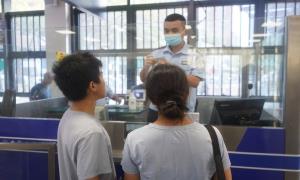 中英街暑期游客通行量连创新高 边检机关全方位保障服务