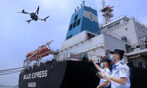 泰州出入境边防检查站联合长航公安泰州派出所开展夏季 口岸安全联合治安行动