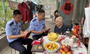 八一慰问听老兵讲故事