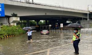 暴雨来袭、车辆被困！皇岗边检民警紧急救援确保通关安全顺畅