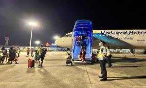 凤凰出入境边防检查站“一机一策”保障越南往返三亚定期客运航线首航