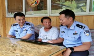 丙中洛边境检查站组织开展“八一”建军节走访慰问活动