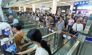 皇岗出入境边防检查站全力做好暑期尾声出入境客流高峰应对工作