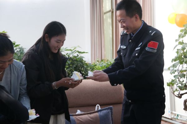 日土大队部、日土边境派出所与学校老师分享蛋糕 任博摄.jpg