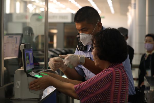 石岛出入境边防检查站圆满完成今年山东首批韩国百人旅游团入境通关任务 (2).jpg