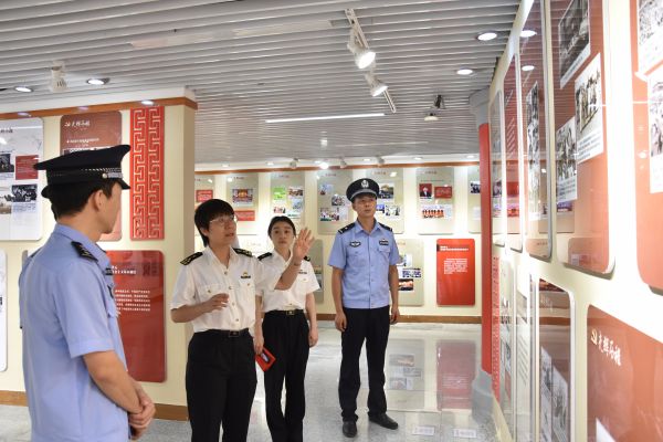 老爷庙边检站民警同海关共同参观党的光辉历程展区.jpg 老爷庙边检站民警同海关共同参观党的光辉历程展区.jpg