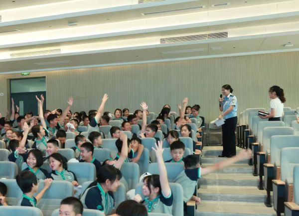 惠州边检民警进校园 讲好“开学第一课” (2).jpg