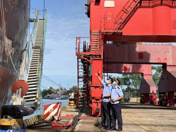 同比增长34%！洋浦出入境边防检查站推行“即加即走”助力保税燃油船加注迎来新增长 (2).jpg