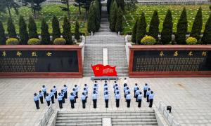 边境一线移民管理警察缅怀先烈述心声