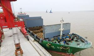 连云港出入境边防检查站高效助力进口木材航线首航