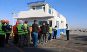 包头出入境边防检查站民警用坚守铸就中秋国庆最美风“警”