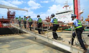 洋浦出入境边防检查站全力保障洋浦逸盛石化码头今年最大化工船舶高效通关