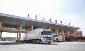 中蒙最大陆路口岸二连浩特口岸果蔬出口忙