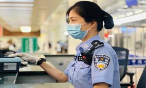 边检民警专业和蔼暖客心 内地先生热情洋溢致信谢