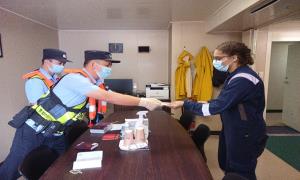 钦州出入境边防检查站快速办理外国籍船员换班赢称赞