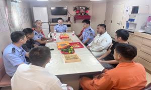 话千里相思 赏中华文化 边检警察登船与中外船员共度中秋佳节