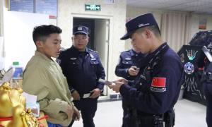 一部“夏日进行曲”奏响“移民警察音”