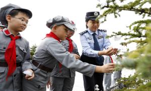 图们出入境边防检查站联合驻地小学开展祭扫烈士墓活动