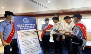 连云港出入境边防检查站开展国家移民管理局政务服务平台宣传推介活动