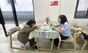 畹町边检民警暖心救助傈僳族走失儿童