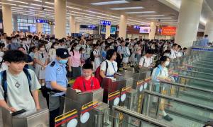 开学日，皇岗出入境边防检查站多措并举全力保障深港跨境学童通关安全顺畅