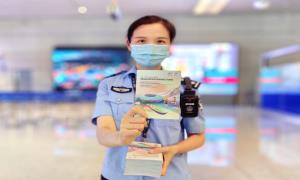 “小书”大作用，宁波机场出入境边防检查站为亚运参赛人员发放亚运会服务指南