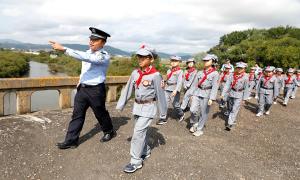 图们移民管理警察和小学生共同开展“铭记历史 勿忘九一八”爱国主义教育活动