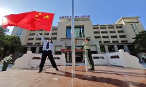 同升一面旗 共筑平安街 