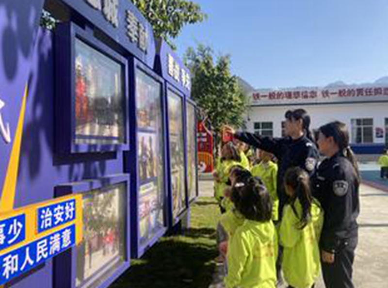 小小萌娃进警营  感受真“警”彩1.jpg