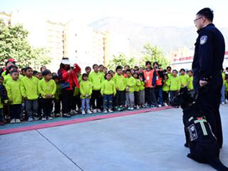 小小萌娃进警营  感受真“警”彩2.jpg