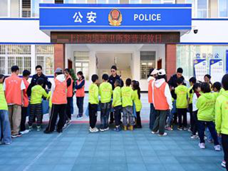 小小萌娃进警营  感受真“警”彩.jpg