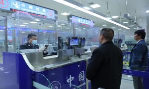 龙邦国门口岸一线民警元旦坚守岗位保通关