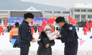冰雪奇缘 “警”力全开 长白边境管理大队“冬季护游”在行动