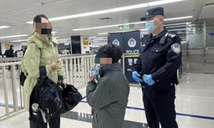 超有爱！罗湖边检民警化身“奶爸” 温柔守护走失小男孩