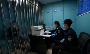 罗湖出入境边防检查站民警查获今年首例持孪生弟弟证件出境案