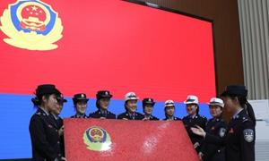 巾帼“绘”警旗 擎旗巡国门