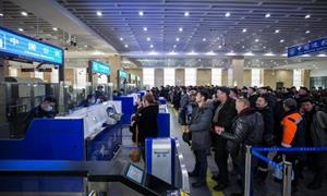 中蒙最大陆路口岸迎今年首个出入境客流高峰