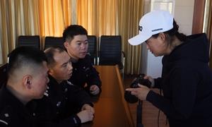 摄影老师进警营 座谈交流留纪念