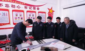 移民管理警察上街送福、送暖、送平安