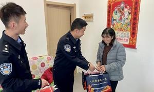 新春入户送春联警民共建一家亲
