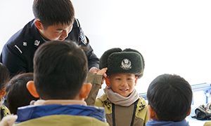 “小泰山们”进警营 “移民警察”喜盈盈