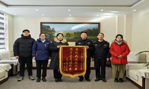 锦旗“红”点亮 警察“蓝”