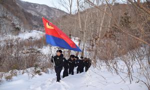 擎旗踏雪巡边路 青春无悔保平安